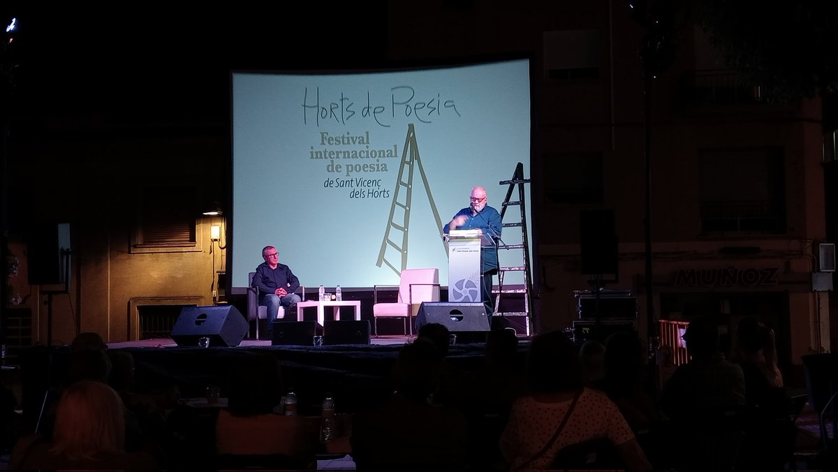 santviTV's tweet photo. 👉🏽🎥 Enregistrem a la plaça de la vila l'11a edició del Festival Internacional de poesia Horts de Poesia #SantVicençdelsHorts @AjuntamentSVH
Aviat a Youtube i Santvi TV
#poesia #cultura #tvlocal #HortsdePoesia https://t.co/LtStbRK0UA