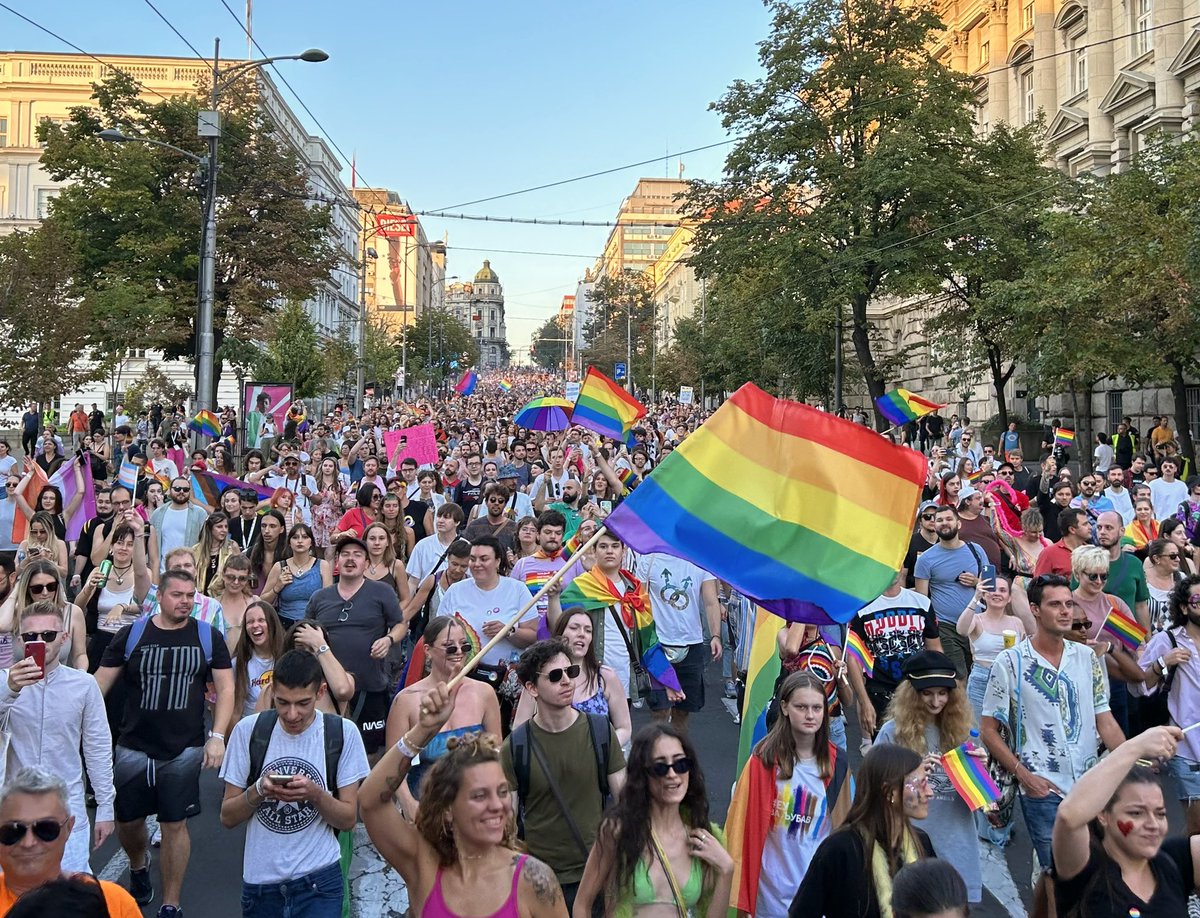 dusicakrasojev1's tweet photo. Nikad ovoliko nasmejanih, razdraganih i raspevanih ljudi na ulicama Beograda, kao danas na Prajdu, nisam videla.
Beograd je, nekoliko sati, bio deo sveta. I bilo je divno biti jedan delić tog sveta❤️ https://t.co/zFZSXiQhpc