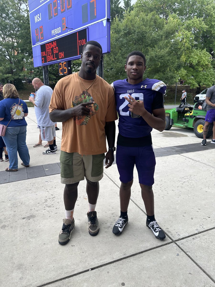 JoshuaMorganSr's tweet photo. ⁦⁦Pulled up on my little brother Dennis playing WR ⁦@MSJ_Football⁩ &amp; it turned into a reunion running into my Offensive Coordinator with the ⁦@49ers⁩ Greg Roman whose son is playing FS &amp; my Godbrother’s former basketball player Tyler who is playing DB! #Family https://t.co/D6q4rGst77