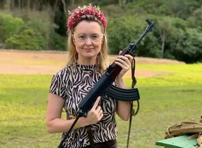 Como vc definiria a “deputada” da tiara suspeita? 

👇🏼👇🏼