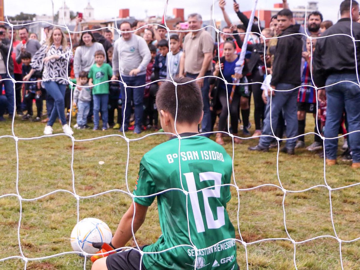 SantiPenap's tweet photo. En Encarnación @LetiOcamposP nos sorprendió con un remate de derecha en la inauguración del torneo “Goles por mi Barrio”. 🇵🇾🙌🏻 https://t.co/6rF1k1PIHj