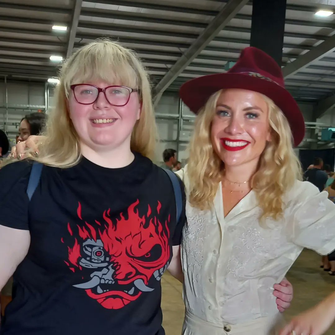 Dearbhla81's tweet photo. Had a great day at NI Comic con and got to meet these amazing people! Can't wait to see your panel tomorrow! Hopefully it wont be so hot inside tomorrow 🔥🙈@TheBlomquist @rclark98 @rob_wiethoff @alexmc https://t.co/IxVpI0TuLi