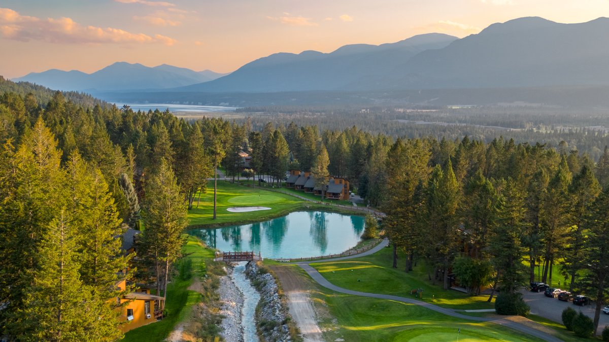 ⛳️🌄 Late #summer evenings at Mountainside #Golf Course are simply sublime! 🌄⛳️

As the sun paints the sky with warm hues and the shadows grow long over the stunning  #mountain landscape, there's no better place to be than right here .

#FairmontHotSpringsResort #FHSRmemories