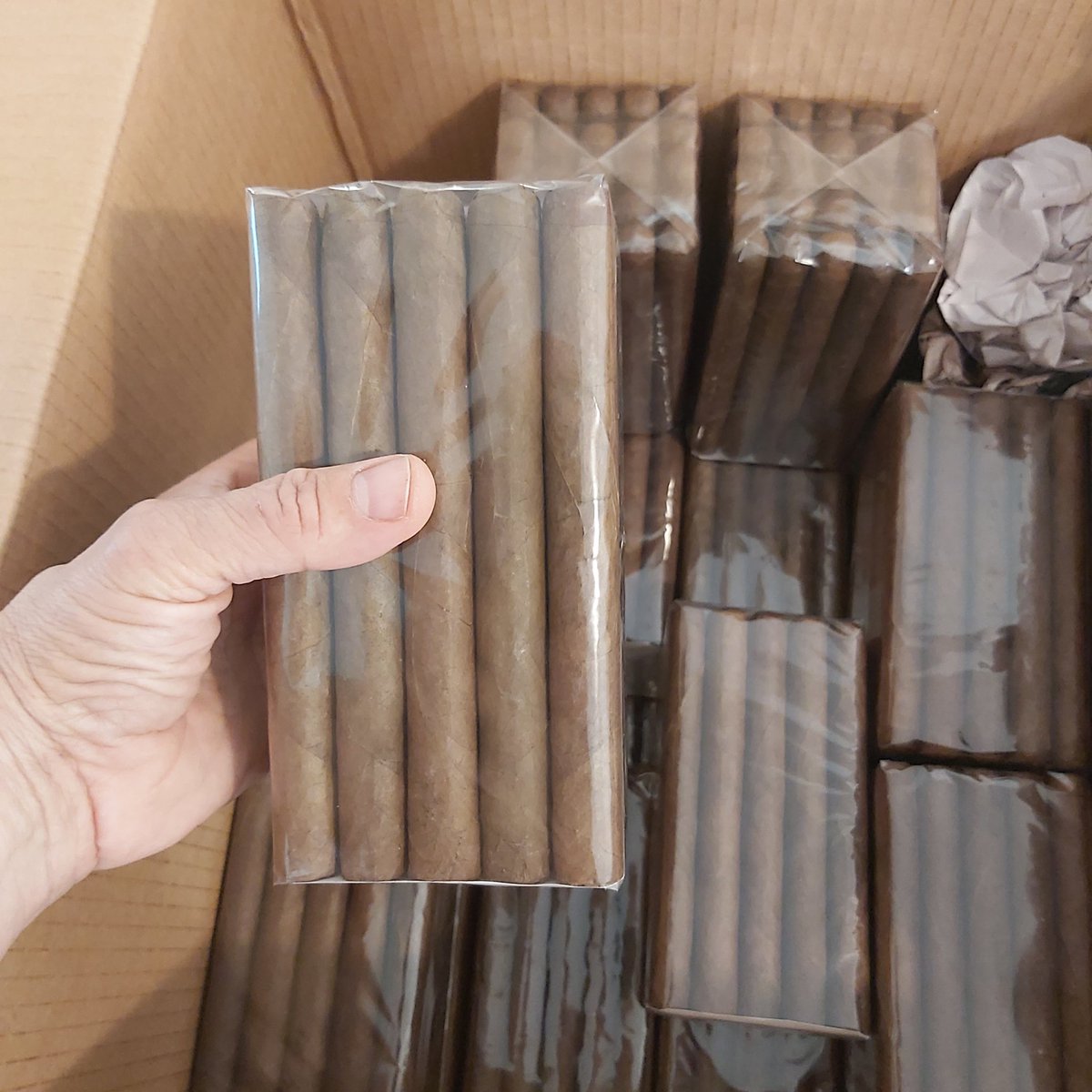 Miamicigars_'s tweet photo. Habano dark, cigars for sale!!!
Bundle 25 each/ 7'X50
$35.00  the best clasic smoke
#SmokeChallange #forsale #habano #smokers https://t.co/mqJS968z1w