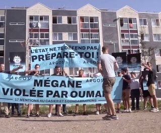 ChLECHEVALIER's tweet photo. Les gens d'@Argos_france ont écrit :
    1/#Megane violée par #OumarNDiaye : VRAI 
    2/ L'État ne te défend pas : VRAI

                               AUCUN RACISME, là ! 
                                       Que la vérité !

Pourtant, @ArriveBenoit, maire de #CHERBOURG, se félicite de la GAV (on se demande pourquoi ??!!) des manifestants !!

À noter : ce maire, Secrétaire National du @partisocialiste, n'a pas eu UN mot de compassion pour MEGANE !!
Dis-moi qui tu aimes (Oumar) : je te dirai qui tu es...