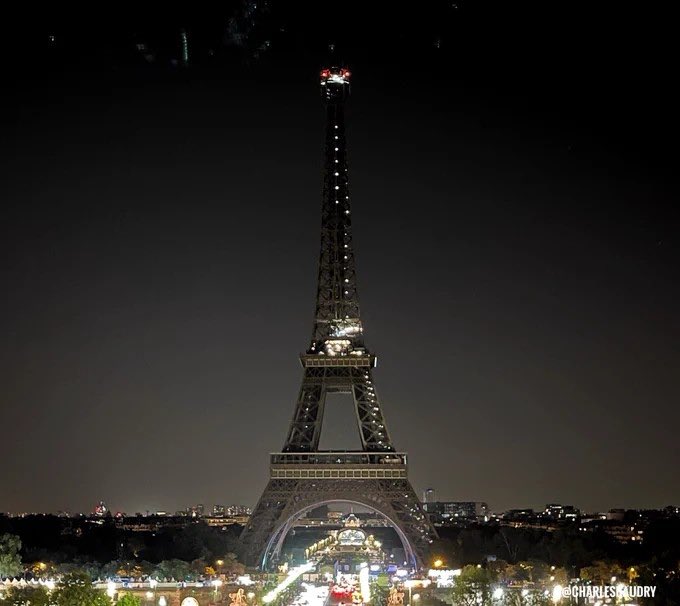 🇲🇦 | URGENTE: La Torre Eiffel acaba de ser apagada en homenaje a las víctimas del terremoto en Marruecos. #Morocco #earthquake