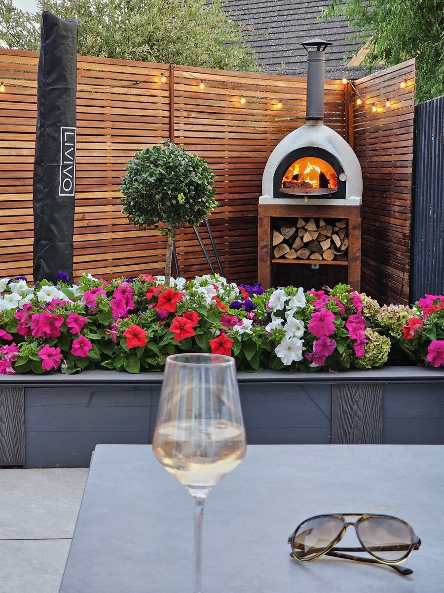 Chill time🍷 and pizza time 🍕