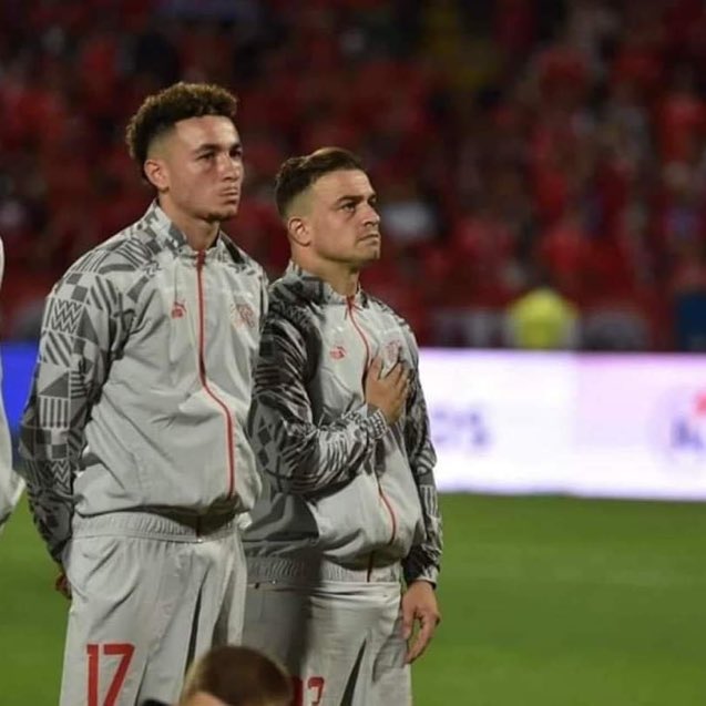 kosovarfootball's tweet image. Xherdan Shaqiri kept his hand over his heart during the Kosovo Anthem. 🇽🇰🫶

#KOSSUI 🇽🇰🇨🇭 | #EURO202
