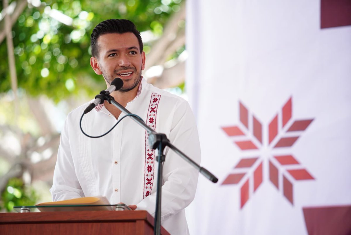 PlaneacionHgo's tweet photo. En representación del gobernador, @juliomenchaca_, el titular de la #UPLAH, @mtellov asistió al tercer informe del presidente municipal de #Chilcuautla, Valente Martínez. Aseguró que la coordinación con los municipios es clave para alcanzar el máximo potencial de Hidalgo. https://t.co/j6Qq3OVGO0