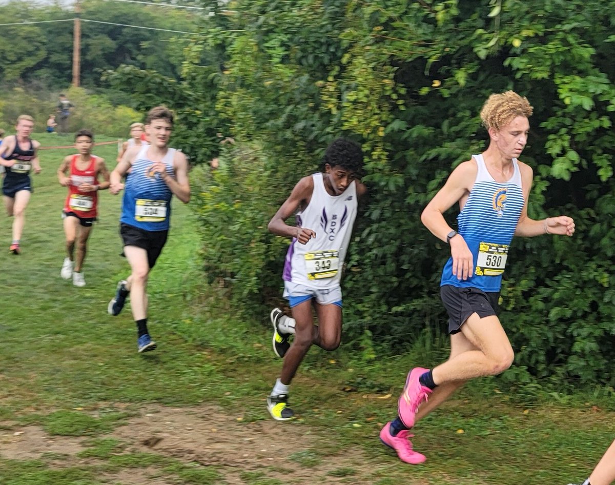 Giant's 2nd thru 5th runners with nearly 1K to go. Running great as a team!