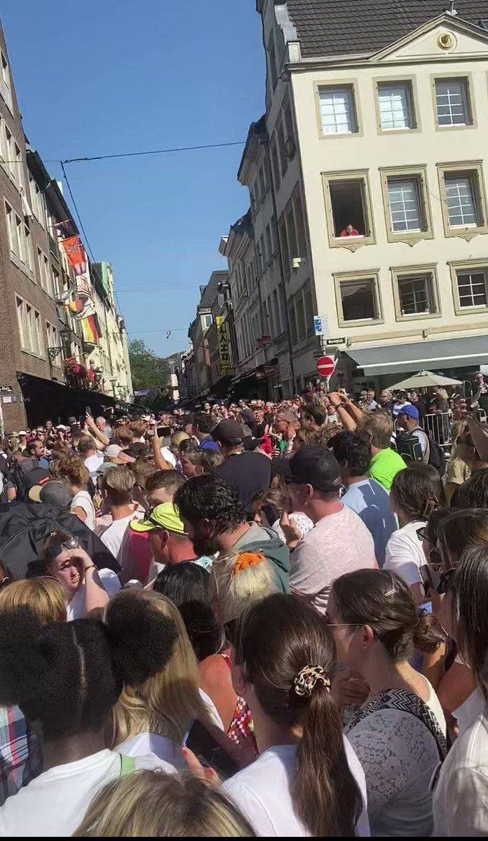 Look at that crowd waiting for #PrinceHarry! 👑💙
#InvictusGamesDuesseldorf2023 
#ServiceIsUniversal 
#LoveWinsAlways