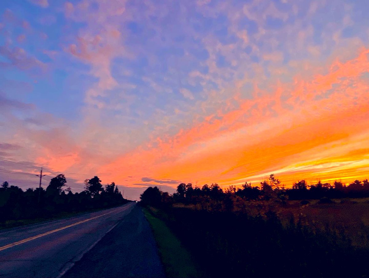 MichelleKisil's tweet photo. Sunset was incredible tonight! ๐๐ป๐ฅฐ
#getoutside #postrunviews #myottawa #embracejoy #selfcare #sunset #lyl #bekind #staypositive https://t.co/wntf3q5kBC
