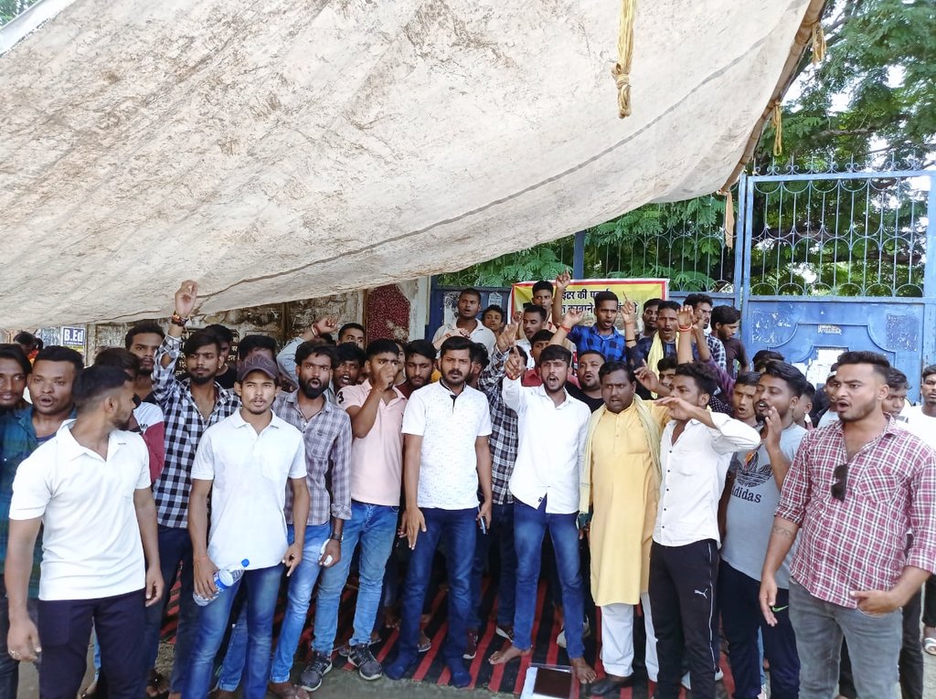 YMahatha's tweet photo. एक दिवसीय महाधरना प्रदर्शन तानाशाह कुलपति बिनोद बिहारी महतो कोयलांचल विश्वविद्यालय धनबाद सुखदेव भोई के खिलाफ जिन्होंने राज्य सरकार का आदेश की अवहेलना की और इंटर का  नामांकन अभी तक सुरु नहीं किया । @HemantSorenJMM @BokaroDc @JharkhandCMO @prdjharkhand @purnimaasingh @rajsinhabjp https://t.co/0CHHgeiQqP