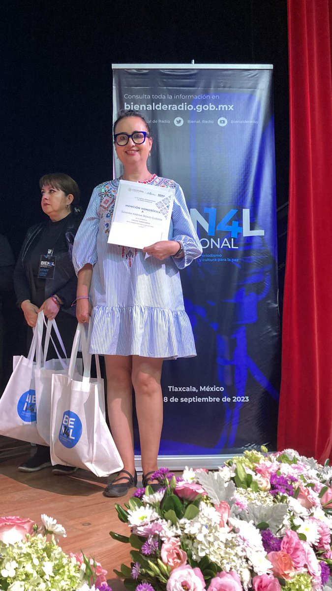 Bienal_Radio's tweet photo. También otorgamos mención honorífica a Sandra Karina Romo Guerra de México, por su programa Locura Matemática 📻🧮

¡Muchas felicidades! 👏🏽 

#14BienalDeRadio ✨️ https://t.co/rLBRPFN3FZ