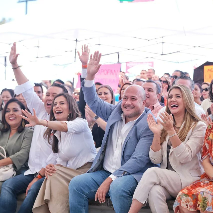 EnriqueAlfaroR's tweet photo. Acudí con mucho gusto al segundo informe de @MirzaFloresG, una mujer comprometida con Zapopan y Jalisco y una gran líder en la lucha por las causas justas, a las que se ha dedicado a lo largo de más de 10 años desde distintos espacios y que hoy continúa como diputada en el Congreso de la Union.

Mi amiga Mirza es un vivo ejemplo de lo que significa este proyecto en el que resolvemos los problemas saliendo a las calles, de frente a la gente y no desde una oficina. Gracias, Mirza, por todos tus años de servicio con quienes más lo necesitan, eres un orgullo para Zapopan y para Jalisco.