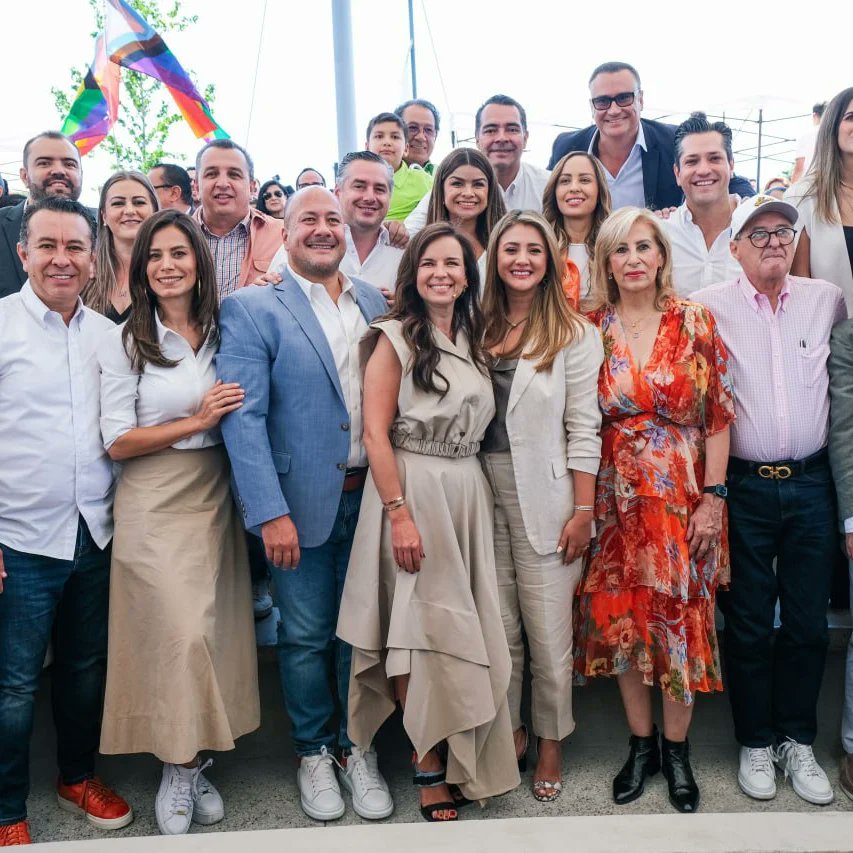 EnriqueAlfaroR's tweet photo. Acudí con mucho gusto al segundo informe de @MirzaFloresG, una mujer comprometida con Zapopan y Jalisco y una gran líder en la lucha por las causas justas, a las que se ha dedicado a lo largo de más de 10 años desde distintos espacios y que hoy continúa como diputada en el Congreso de la Union.

Mi amiga Mirza es un vivo ejemplo de lo que significa este proyecto en el que resolvemos los problemas saliendo a las calles, de frente a la gente y no desde una oficina. Gracias, Mirza, por todos tus años de servicio con quienes más lo necesitan, eres un orgullo para Zapopan y para Jalisco.