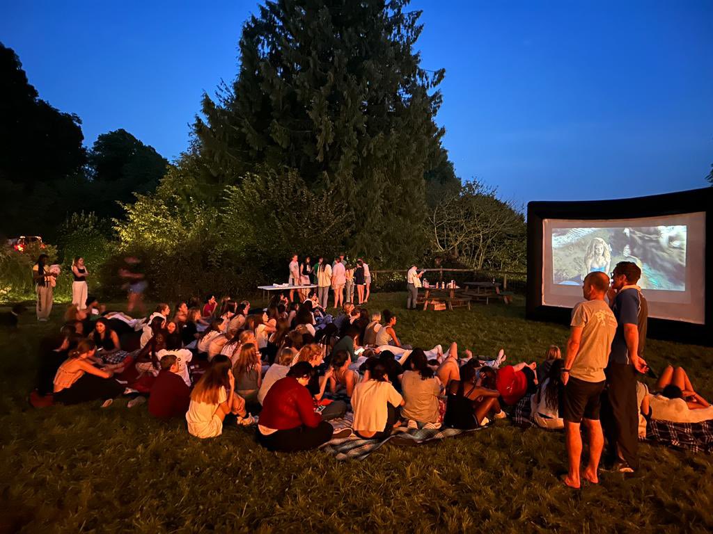 MonktonGeog's tweet photo. Girls together tonight #waterballoons #outdoorcinema @MonktonNutfield @MonktonBath https://t.co/WgV2BDNcyT