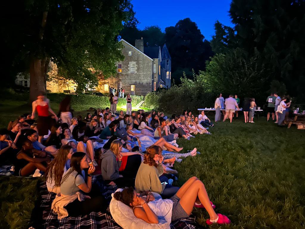 MonktonGeog's tweet photo. Girls together tonight #waterballoons #outdoorcinema @MonktonNutfield @MonktonBath https://t.co/WgV2BDNcyT