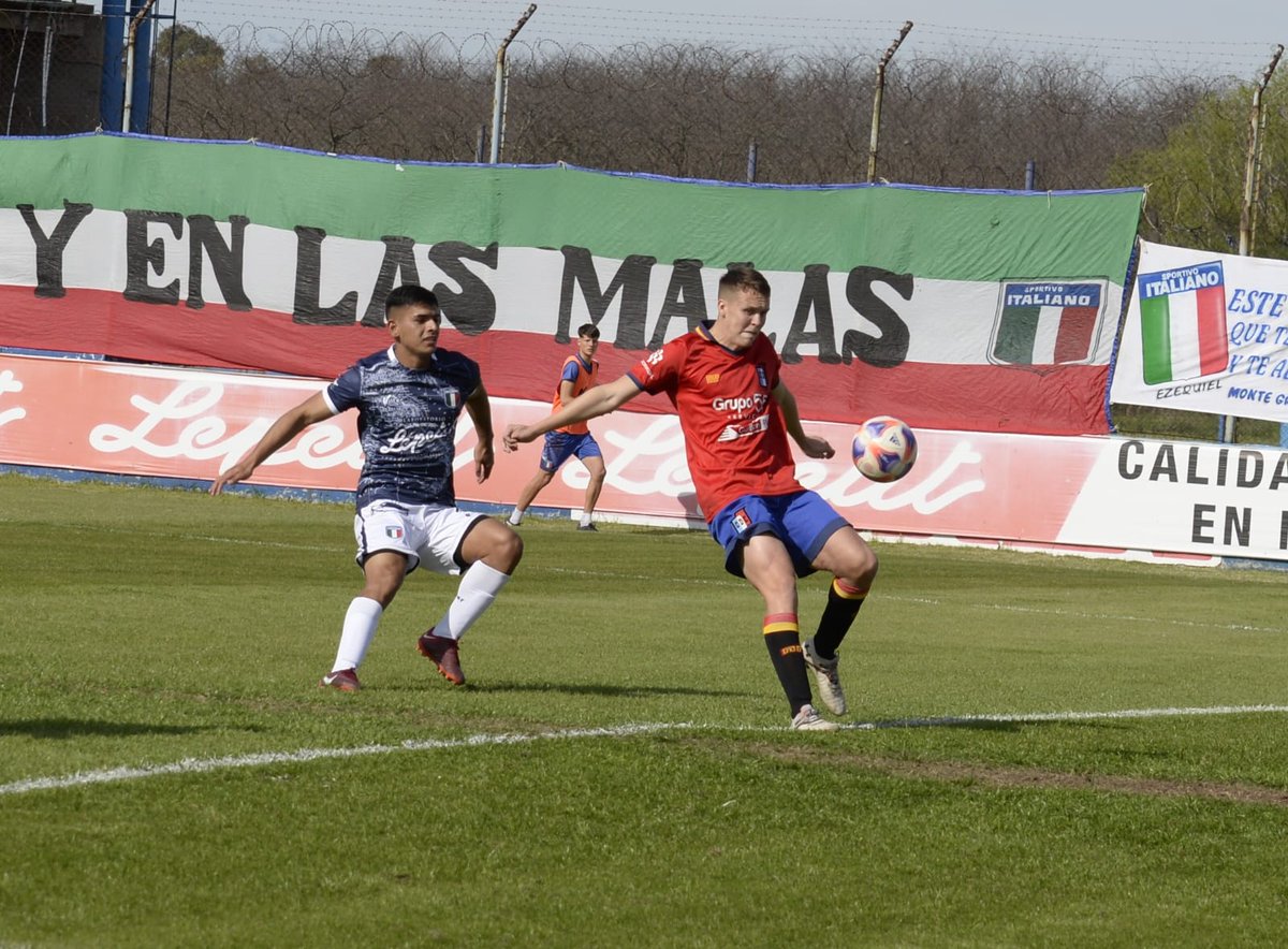 SpItaliano's tweet photo. Final del primer tiempo.
Gana Italiano 1 a 0 desde los 32 minutos con gol de Javier Rossi.
Hoy más que nunca Azzurro💙
#VamosTano 🇮🇹
#ForzaACIA💪
#PrimeraC https://t.co/gpIctKvTqh