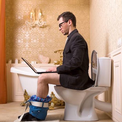 choquei's tweet photo. 🚨PESQUISA: Homens, vocês colocam o pênis para dentro ou fora do vaso sanitário quando estão usando? https://t.co/WXR5EIN260