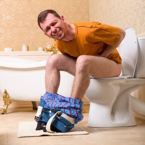choquei's tweet photo. 🚨PESQUISA: Homens, vocês colocam o pênis para dentro ou fora do vaso sanitário quando estão usando? https://t.co/WXR5EIN260