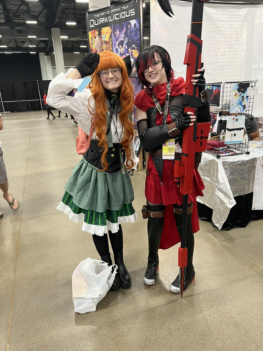 I met Barbra, Lindsay, Arryn, Kara, and Brandon Rogers and got my picture with some other cosplayers! It was so funnnn aaaaa #AnimateDesMoines #rwby #greenlightrwbyvolume10