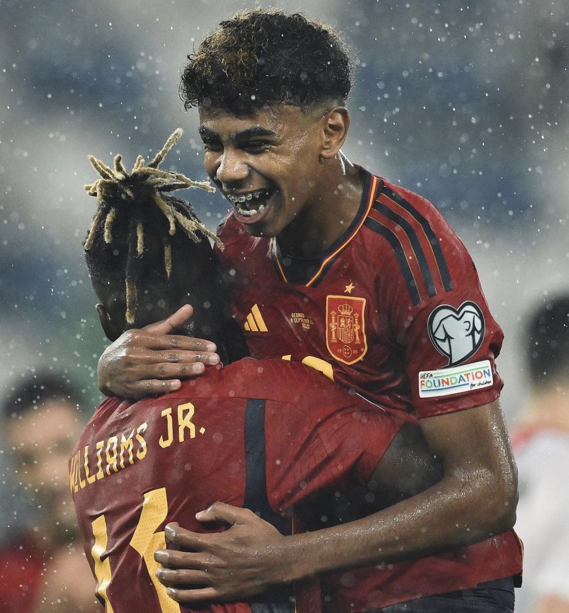 Lamine Yamal is the youngest football player to score. World at his feet

#spanish #euro #LamineYamal