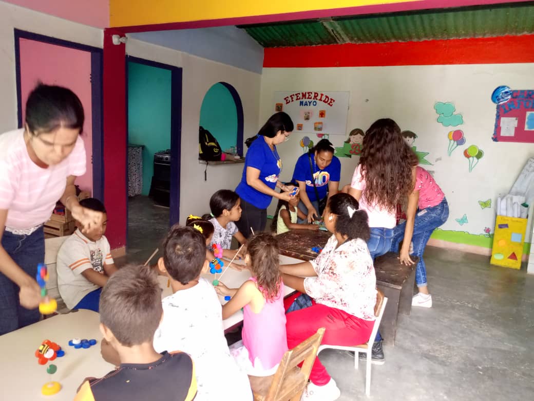 MPV_Araguaa's tweet photo. La Tropa de Paz y Vida llevó el Taller de Manualidades con Reciclaje a los niños de la comunidad El Legado de Chávez en el Municipio Mariño.
@NicolasMaduro
@vargas_mimou
@Aimara_aguilarr
@fundacion_mpv
#ChinaYVenezuelaJuntas https://t.co/pnbcCDPQdF