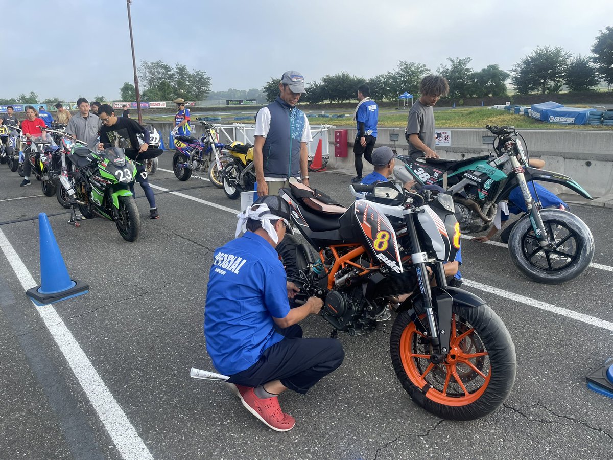 SSK71282873's tweet photo. 受付車検ポールポジションから無事合格です。今日のメカはGSXR125で関東ロードミニに参戦中の山田@MAS_ARU_ さん、宜しくお願いします！

＃桶スポ
＃桶川スポーツランド
＃エスキラ
＃SSキラーズ
＃SSkillers
＃マルチ4
＃multi4
＃KTM390Duke https://t.co/wvGr1BKRuK