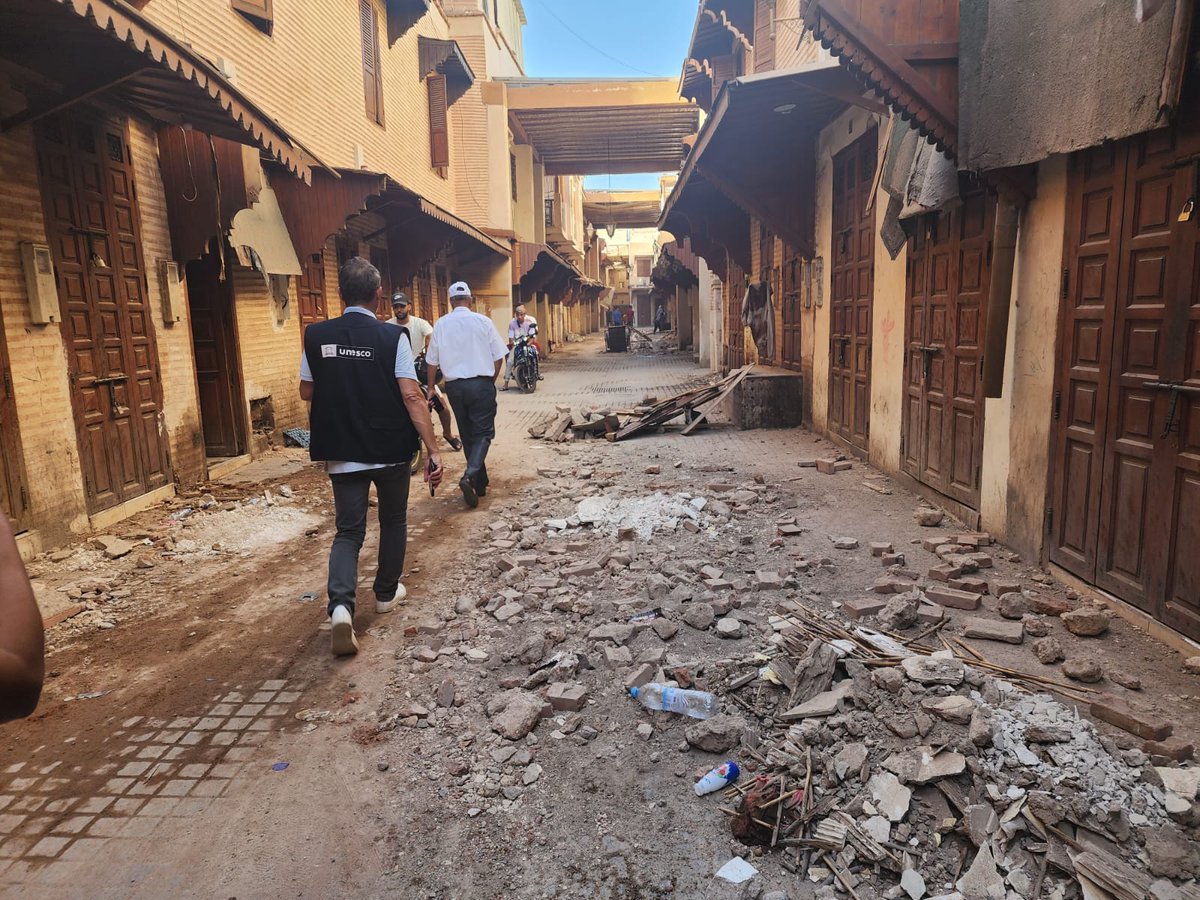 Medi1tvAfrique's tweet photo. Le Directeur régional du Bureau de l'#UNESCO pour le Maghreb, #EricFalt a procédé à une visite d'inspection à la #médina de #Marrakech, pour faire le bilan des #dégâts après le #séisme qui a secoué plusieurs provinces et préfectures du Royaume.
#SéismedAlHaouz #SéismeauMaroc https://t.co/Y8IAVQMK1t
