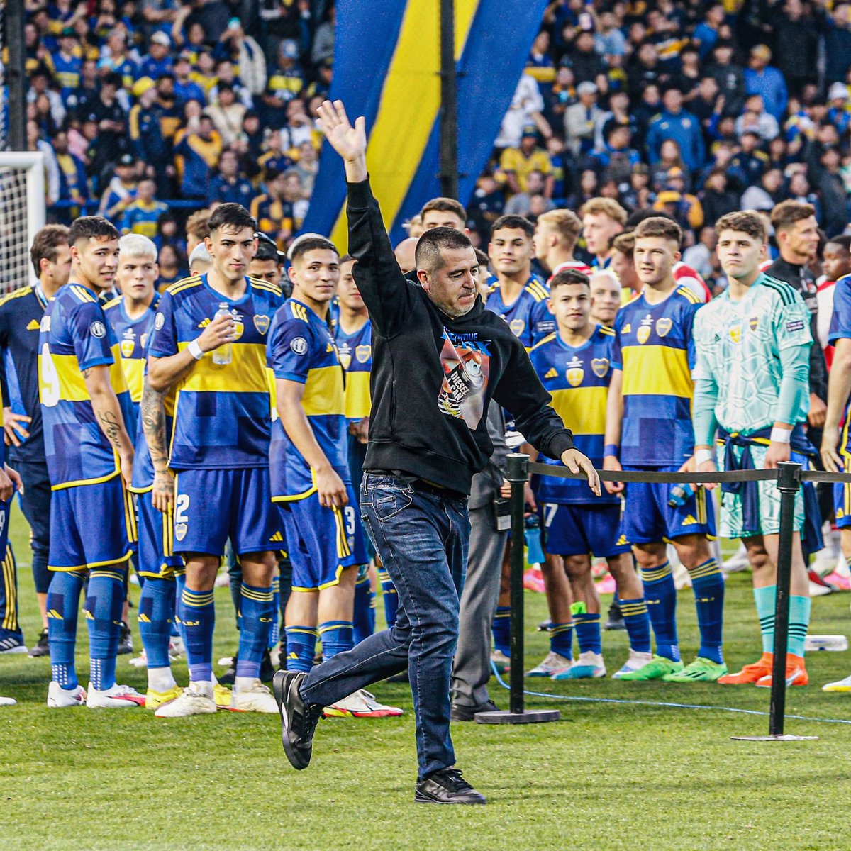 Qué foto espectacular. Juan Román Riquelme baja al campo de juego, post-título del Sub-20 de Boca, y levanta la mano ante la ovación de toda La Bombonera. Los pibes observando la escena, anonadados.

Momentazo. 🇦🇷🎩