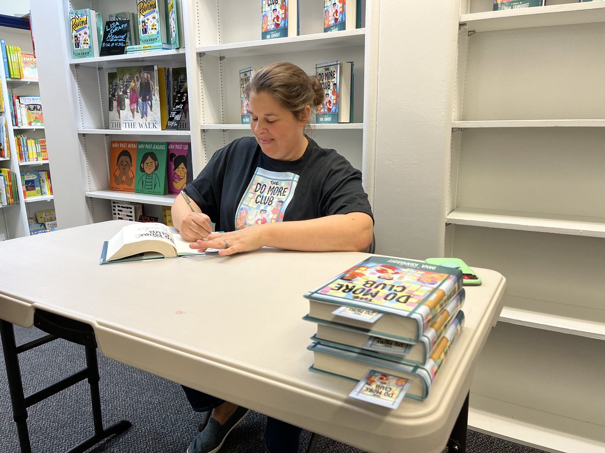 LitDanaK's tweet photo. My book launch was amazing! 💛 #domoreclub https://t.co/tvLmqIOXGx