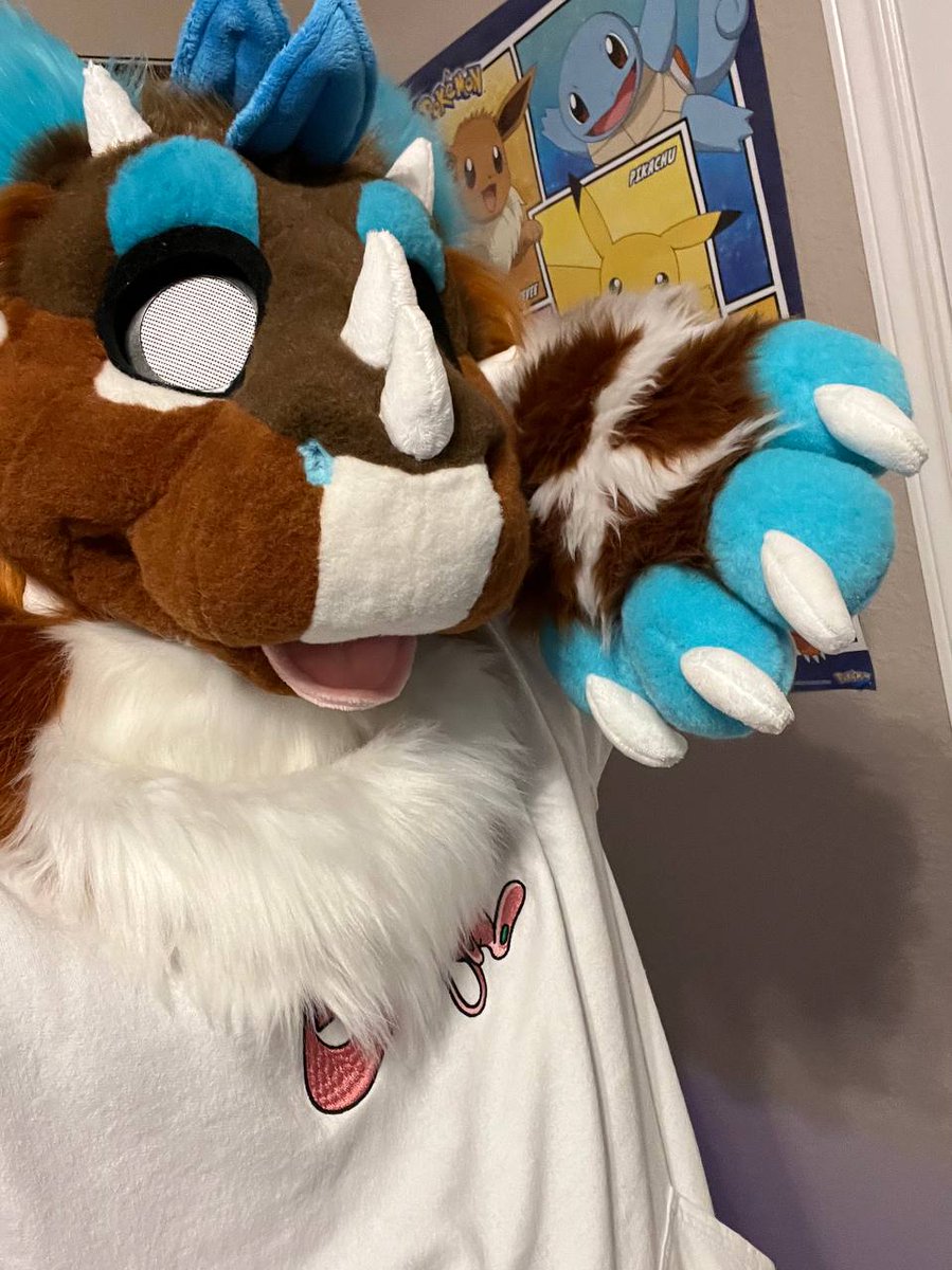 aspexofsalt's tweet photo. Bloo with their new owner on Instagram 💞💙 @ zenothefluffbutt 
#dutchangeldragon #dutchad #furry #fursuit #furryfandom #art #cute https://t.co/34dnHmb4Um