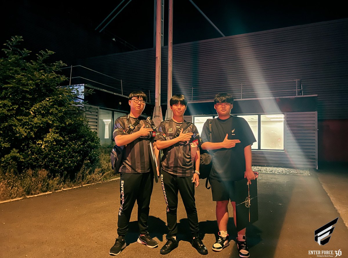 ENTERFORCE_36's tweet photo. ENTER FORCE.36 世界大会 Grand Final 進出！！皆さん暖かい応援ありがとうございます。E36は無事に勝ち抜けることができました👍明日からはじまる #ALGS 決勝もよろしくお願いします。
#E36WIN #E36APEX #ApexLegends https://t.co/9sQ8U2g0tW