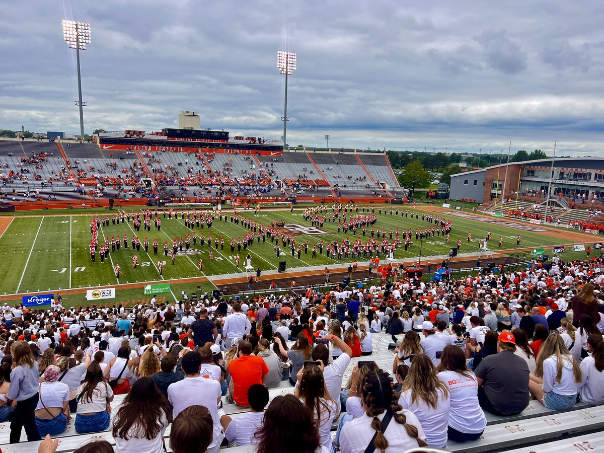bgsu's tweet photo. The @BGSUFMB10 starting the season off strong with a video game themed performance, including @Pacmangem! 🎶🥁 What a show! #AyZiggy https://t.co/NOLsJpApbi