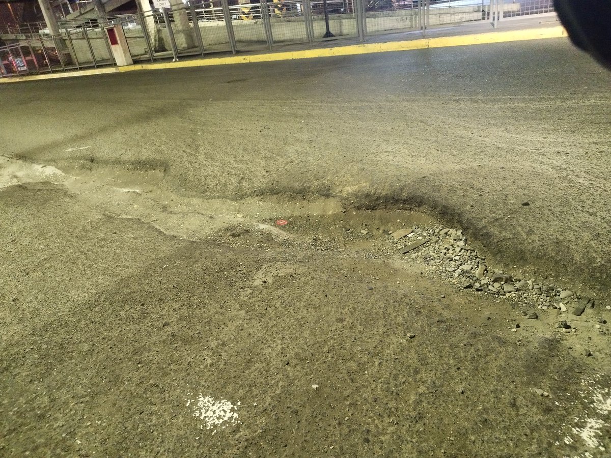 byronbairin's tweet photo. Sres. @TerminalesGye @alcaldiagye @aquilesalvarez @ObrasGuayaquil así como fueron eficientes en quitar el tiempo de gracia en el parqueo del @TerminalesGye y empezar a cobrar desde el primer minuto, sean eficientes en tapar los cráteres que se encuentran en la entrada y salida. https://t.co/0tqBqssQZv