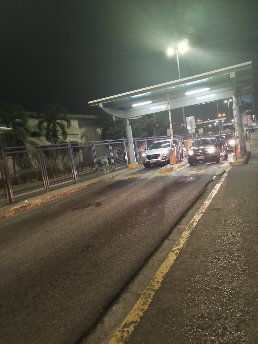 byronbairin's tweet photo. Sres. @TerminalesGye @alcaldiagye @aquilesalvarez @ObrasGuayaquil así como fueron eficientes en quitar el tiempo de gracia en el parqueo del @TerminalesGye y empezar a cobrar desde el primer minuto, sean eficientes en tapar los cráteres que se encuentran en la entrada y salida. https://t.co/0tqBqssQZv