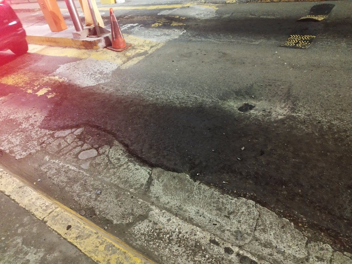 byronbairin's tweet photo. Sres. @TerminalesGye @alcaldiagye @aquilesalvarez @ObrasGuayaquil así como fueron eficientes en quitar el tiempo de gracia en el parqueo del @TerminalesGye y empezar a cobrar desde el primer minuto, sean eficientes en tapar los cráteres que se encuentran en la entrada y salida. https://t.co/0tqBqssQZv