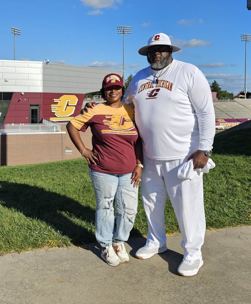 RufusJefferson3's tweet image. PROUD PARENTS of @tylerj21_...🏈
at Kelly Short Stadium on The Campus of @CMU_Football!!!!
#TJ5.....®️
#PreparationMeetsOpportunity..  ✔
#CentralMichiganUniversity.....📚
#FireUpChips.....🍢
#HornetNation.....🐝
#QB1/2023....🎓
#God'sPlan.....🙇🏿‍♂️
#TheSilentAssassin......🏈