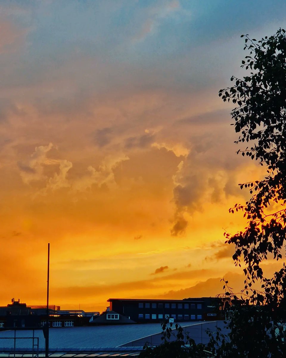 Kagsy25's tweet image. This scouser viewing the Sheffield sunset before leaving
Beautiful 🌞 

Sheffield was a blast
Until next time......🌝

(Thank u to Day One Productions)
Was an honour 🥰🎬🎬🎬

#actingvibes
#filmvibes
#sunsetvibes
#sheffieldsunsets
#scouserloves