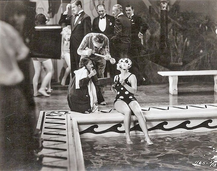 filmes_e_filmes's tweet photo. Clara Bow retocando a maquiagem no set de "Three Weekends", clássico de 1928 dirigido por Clarence G. Badger.🔥🎥
#clarabow #threeweekends #clarencegbadger https://t.co/F9MFNILMr5