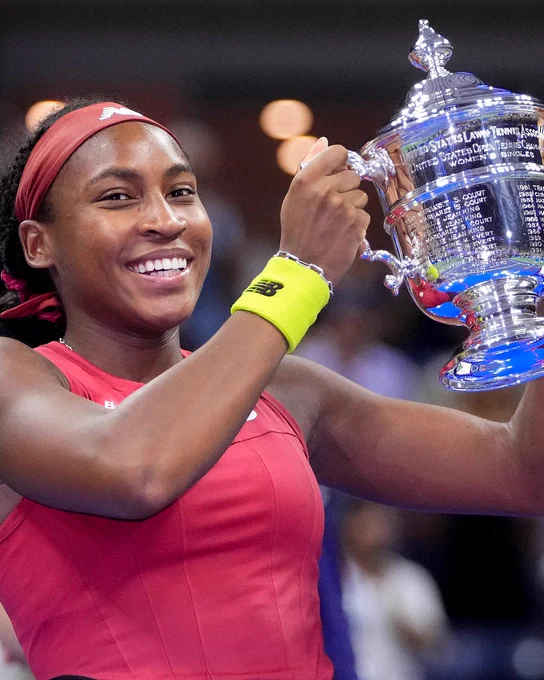Coco Gauff holds up the US Open trophy
