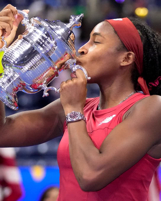 Coco Gauff kissing the US Open trophy