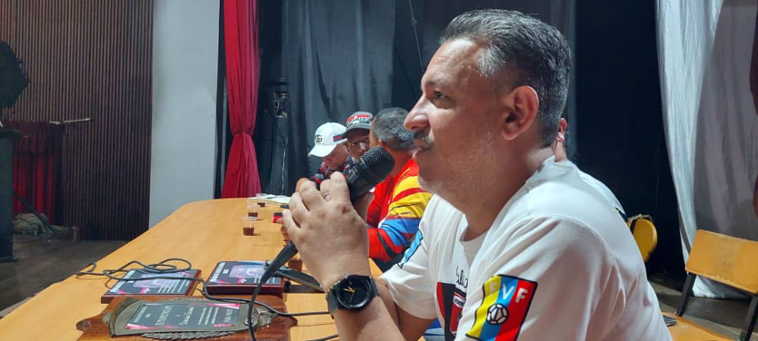 Mira_Venezuela's tweet photo. “Este es un esfuerzo de todos y cada uno de nosotros y que nos conlleva a la alegría de ver los mejores resultados, el día de hoy la militancia de @Trujillo_MRT leal a la revolución y a @NicolasMaduro con disciplina asume el proceso de adecuación”. @Tupa_Esteban Sec. Nal. de Org. https://t.co/E3EOgOxa31