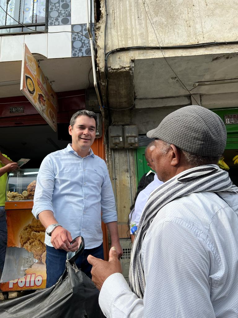 JaimeCuartas's tweet photo. Recorrer cada rincón de Medellín, conocer sus necesidades y entre todos construir una Medellín para la gente. 

Hoy desde Bello Oriente #PorMedellínSomosUNO 🌻1️⃣ https://t.co/vhKmW5NuZA