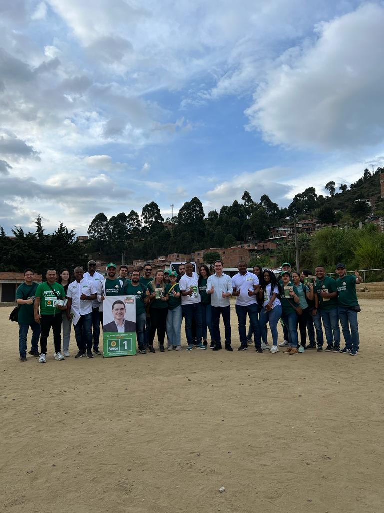 JaimeCuartas's tweet photo. Recorrer cada rincón de Medellín, conocer sus necesidades y entre todos construir una Medellín para la gente. 

Hoy desde Bello Oriente #PorMedellínSomosUNO 🌻1️⃣ https://t.co/vhKmW5NuZA