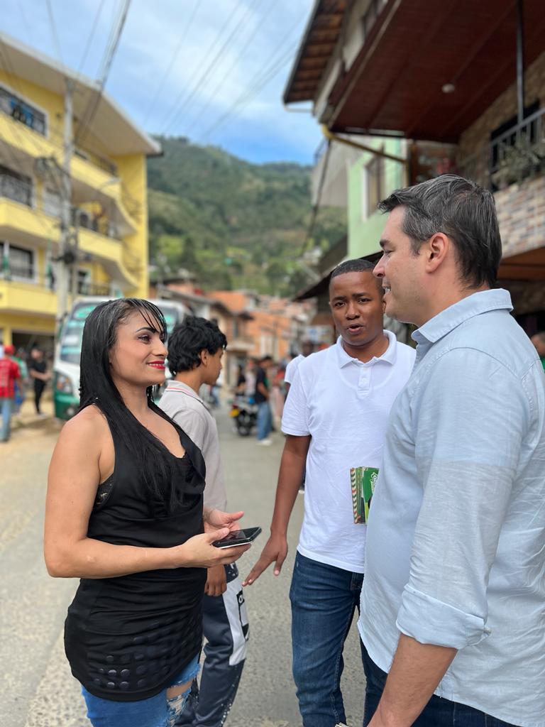 JaimeCuartas's tweet photo. Recorrer cada rincón de Medellín, conocer sus necesidades y entre todos construir una Medellín para la gente. 

Hoy desde Bello Oriente #PorMedellínSomosUNO 🌻1️⃣ https://t.co/vhKmW5NuZA