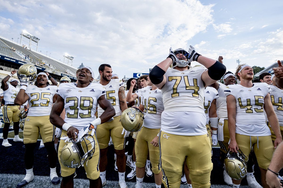 GeorgiaTechFB's tweet photo. I'm a Ramblin' Wreck from Georgia Tech…🎶

#StingEm https://t.co/zwUBscdKCz