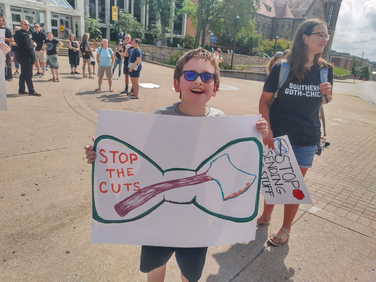 sclly21's tweet photo. Proud of this kid and these ladies who showed up to oppose Gordon Gee's misguided cuts.
@NatalieSypolt
#wvuMistake #stopthecuts #donegiving https://t.co/3Z7tvp16nZ