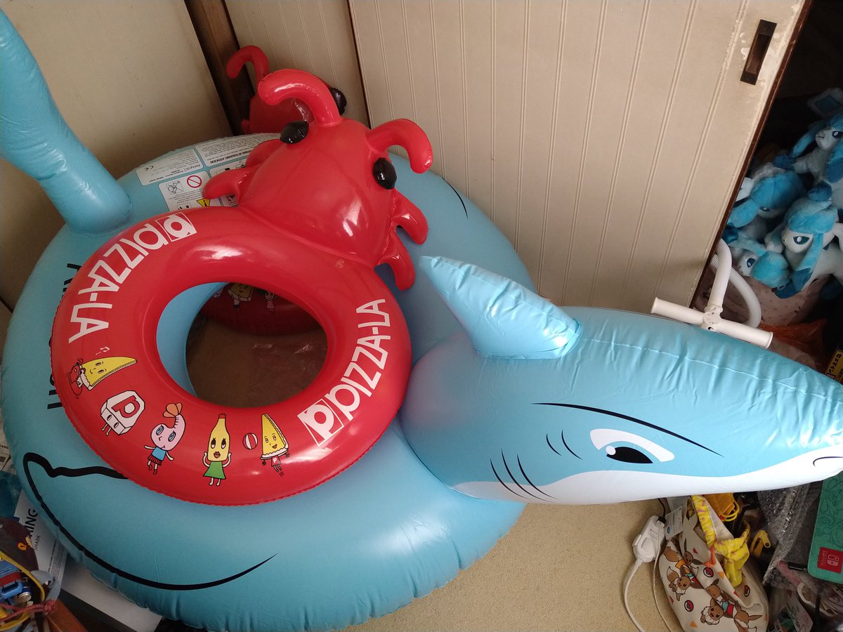 express9365m's tweet photo. この浮き輪に興味を持ったので手に入れたのだが
デ　カ　過　ぎ　た　www
ピザーラのエビマヨが小さく見えます。（115×160×80は伊達じゃない）プールに持ってくと迷惑がられるやつ
でもサメフロートとかみんなリアル柄だから、こういうマンガ顔は好きです。 https://t.co/5lQEhyLXFN